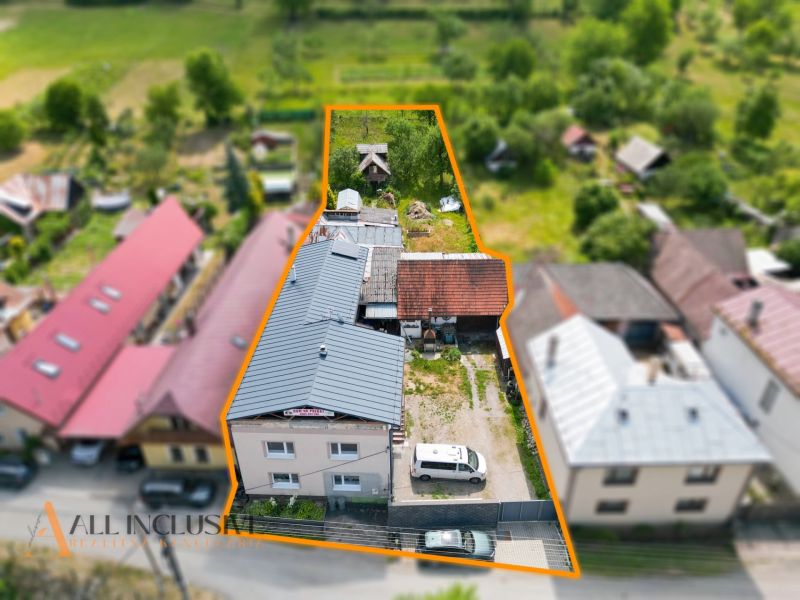 Rodinný dům v Dúbravici s dvorem a zahradou, obklopený sousedními domy.