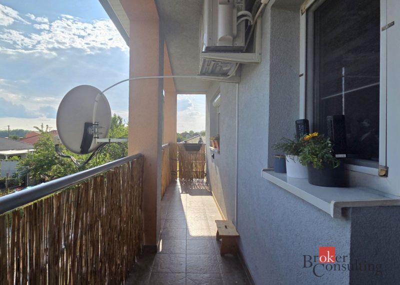 Balkon 4pokojového bytu v Blatné na Ostrově s výhledem na zahrady.