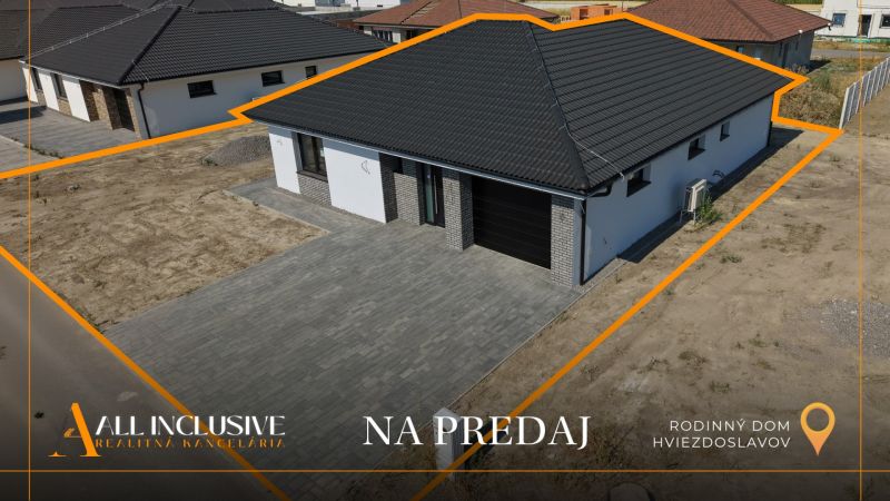 Rodinný dům v Hviezdoslavově s tmavou střechou a dlážděným dvorem, na prodej.
