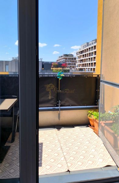 Pohled z bytu na balkon s výhledem na okolí v Bratislavě - Petržalce.