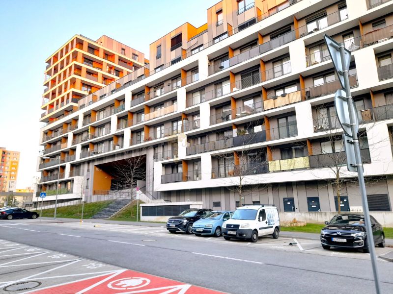 Bytový komplex na ulici Zuzany Chalupové v Bratislavě – Petržalce, s parkovacím místem.