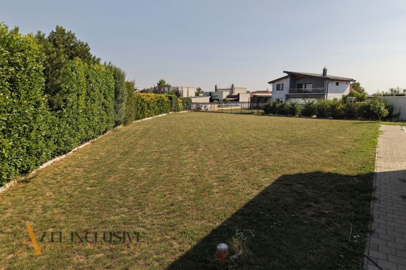 Travnatý pozemek s vysokými živými ploty, na ulici Mlynský Klin v Senci, Pozemky - bydlení.