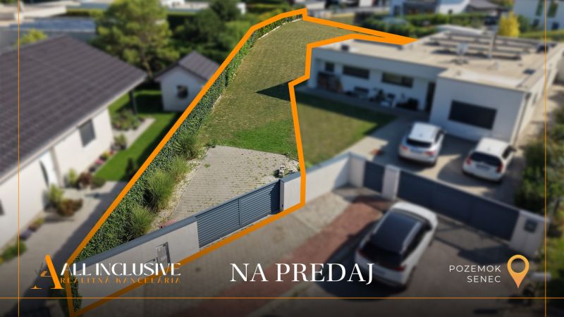 Pozemek na Mlynském Klíně v Senci připravený k bydlení obklopený zelení.