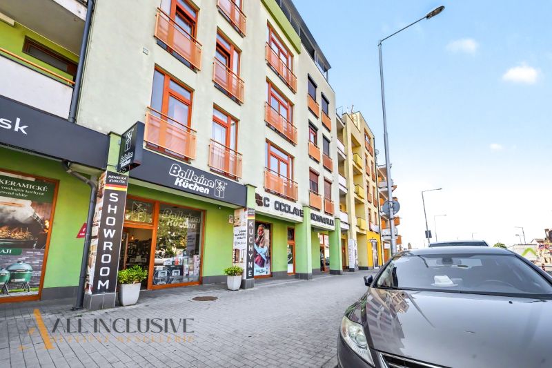 Budova s showroomem kuchyní a auty na ulici Galantská cesta v Dunajské Stredě.