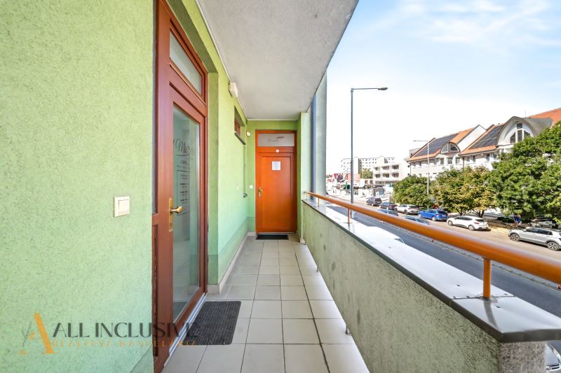 Balkon na Galantské cestě v Dunajské Stredě u 3pokojového bytu s výhledem na ulici.