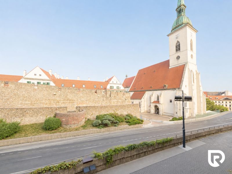 Katedrála svatého Martina v Bratislavě na Židovské ulici, exteriér.