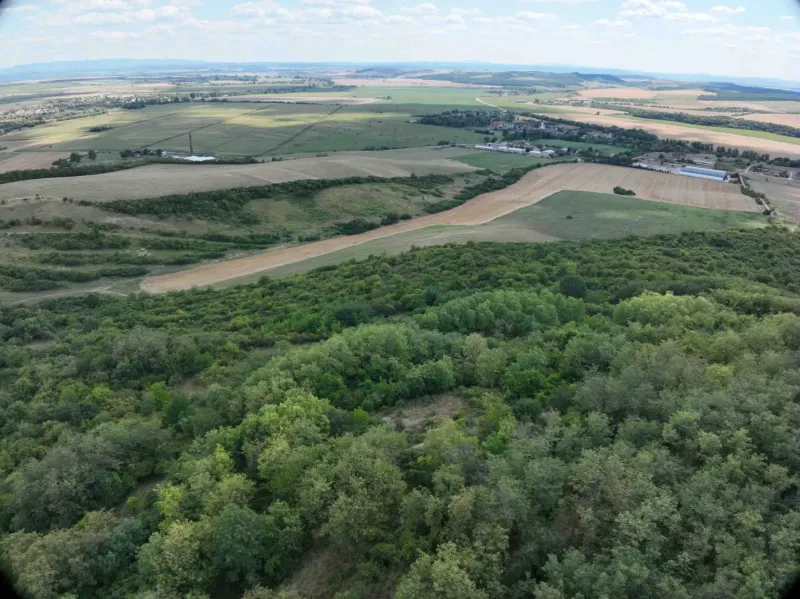 Zemědělské a lesní pozemky v Tornali s panoramatickým výhledem na okolní krajinu.