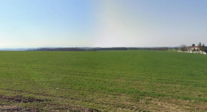 Pozemek v Brhlovcích na ulici Kamenný potok, využitelný pro výstavbu domů.