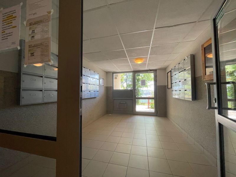 Chodba s poštovními schránkami a prosklenými dveřmi, Bratislava - Karlova Ves, Hany Meličkové.