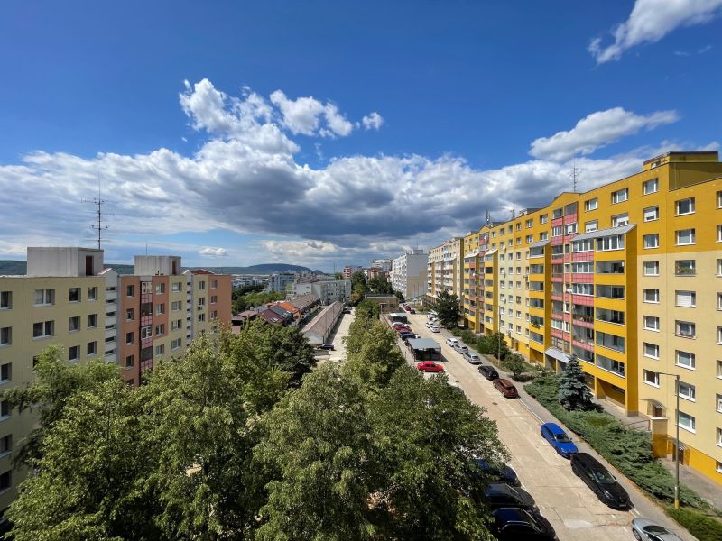 Sídliště na Hany Meličkové v Bratislavě - Karlově Vsi s množstvím zeleně.