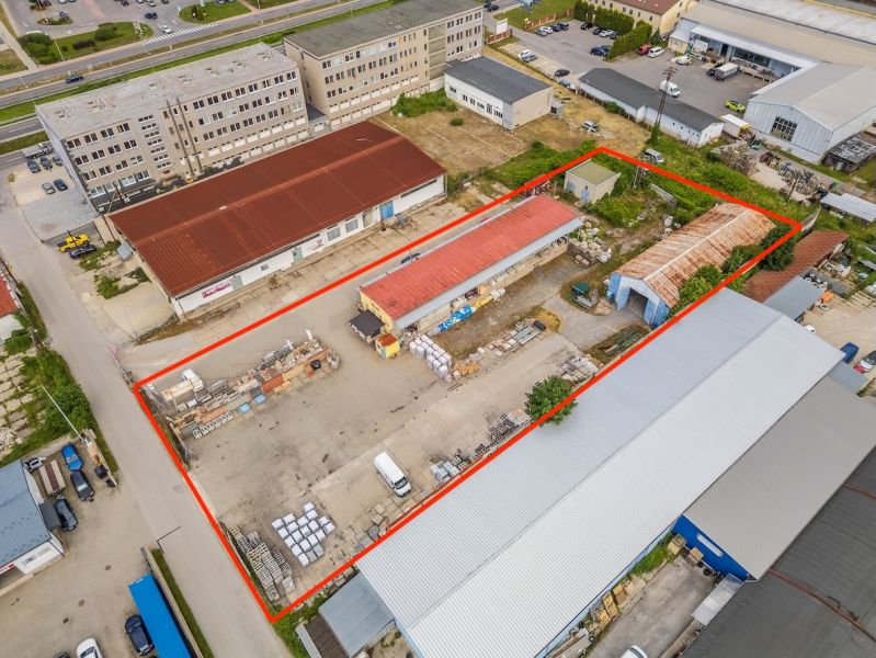 Průmyslový areál na Zvolenské cestě v Banské Bystrici, ohraničený červenou linií.