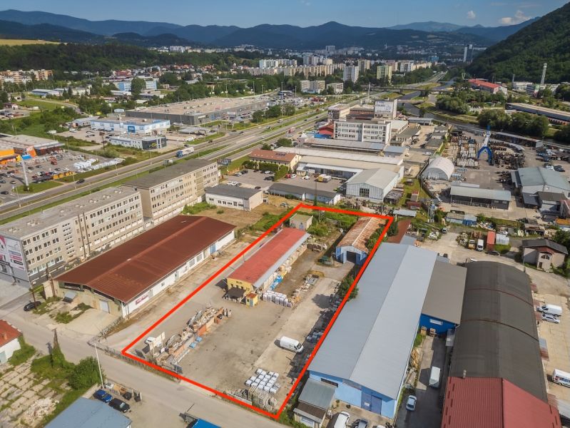 Budova na Zvolenské cestě v Banské Bystrici s průmyslovými halami a skladišti.
