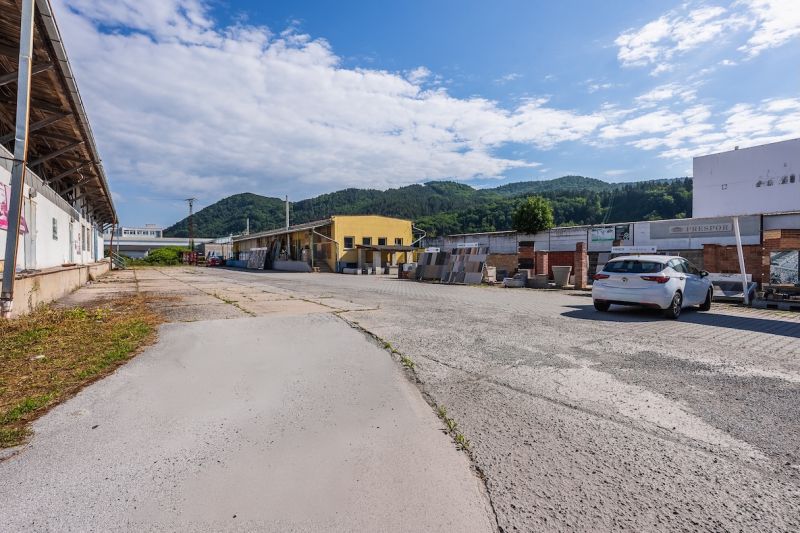 Exteriér budovy na Zvolenské cestě, Banská Bystrica, s horským pozadím a oblohou.