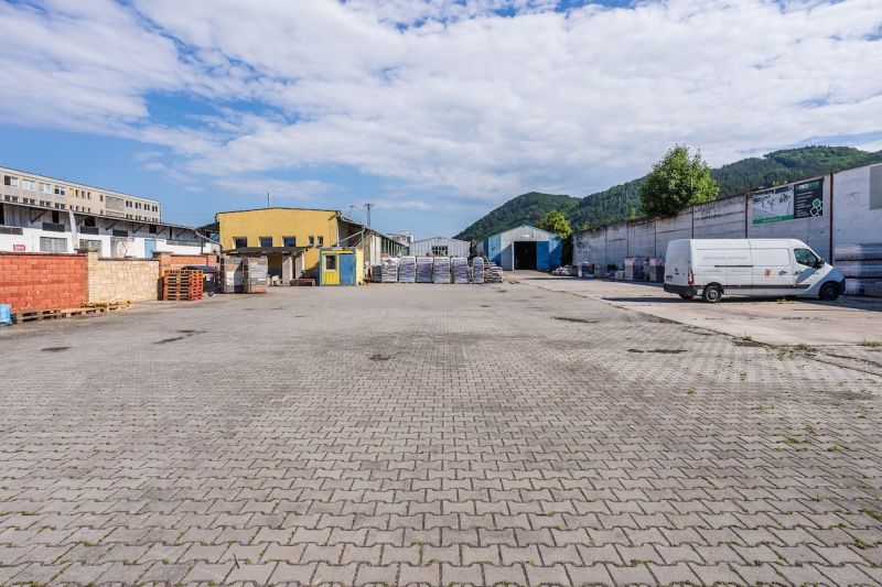 Areál s dlážděním a budovami na Zvolenské cestě v Banské Bystrici.