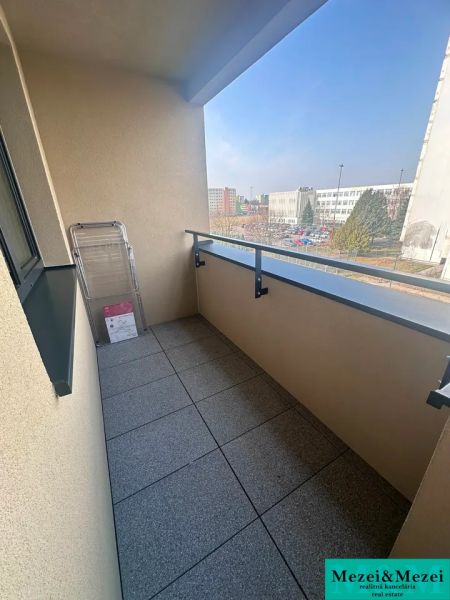 Balkon 2-pokojového bytu na ulici ARBORIA v Trnavě s výhledem na okolí.