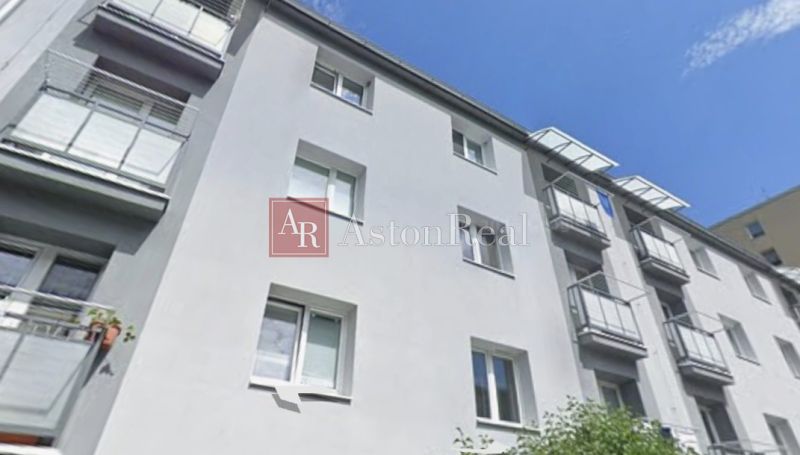Exteriér bytového domu na Harmanci, Banská Bystrica, nabízí 2-pokojový byt s balkonem.