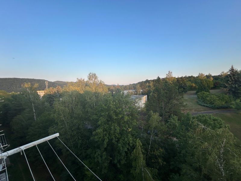 Výhled na zeleň a zalesněné kopce u ulice Mládežnícka v Banské Bystrici.