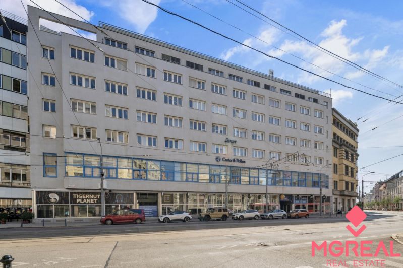 Exteriér obchodních prostor na Štúrově ulici v Bratislavě - Starém Městě.