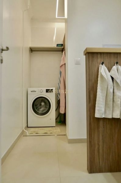 Pračka s úložným prostorem v koupelně 3pokojového bytu.