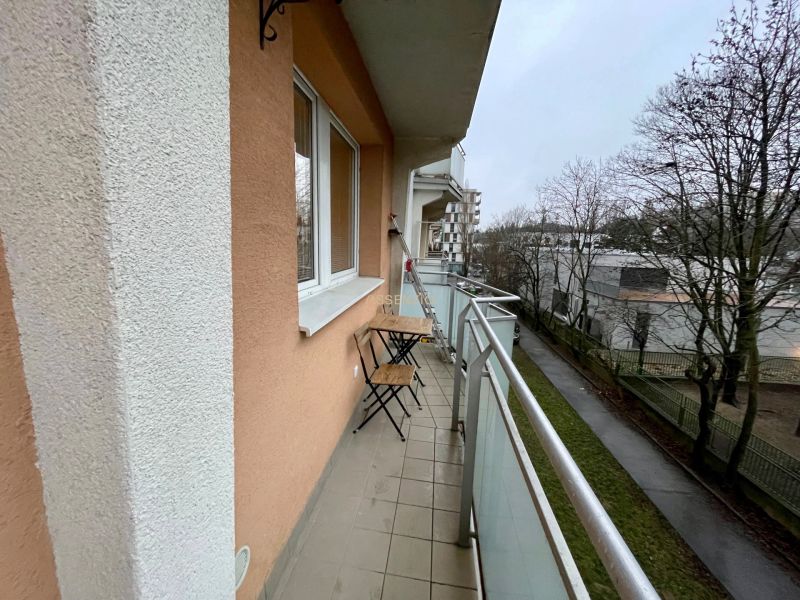 Balkon v 3-pokojovém bytě s výhledem na ulici v Bratislavě, Teplická.