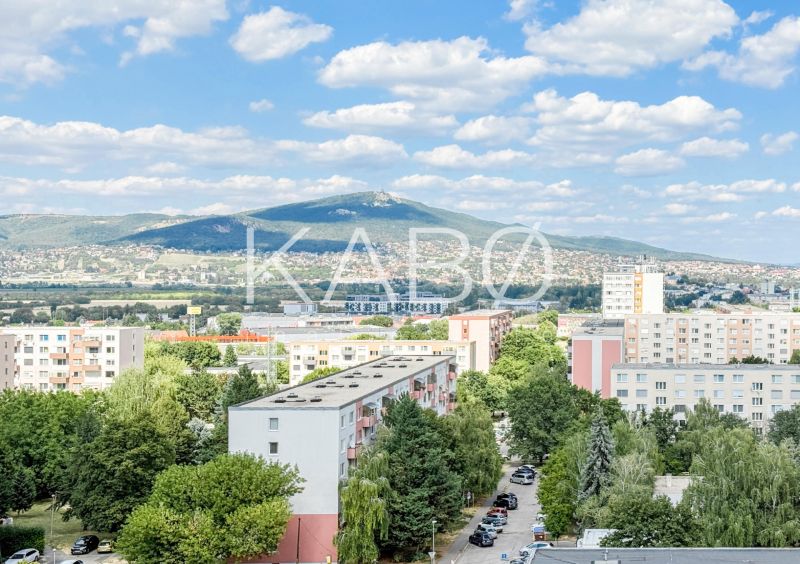 Výhled na Nitru s panoramatem a 2-pokojovými byty v popředí.
