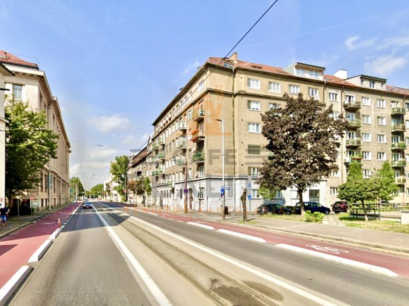 Ulice Vajanského nábřeží v Bratislavě - Starém Městě se staršími bytovými domy.