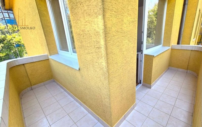 Balkon bytového domu na Budovatelské ulici v Prešově s výhledem z 1-pokojového bytu.