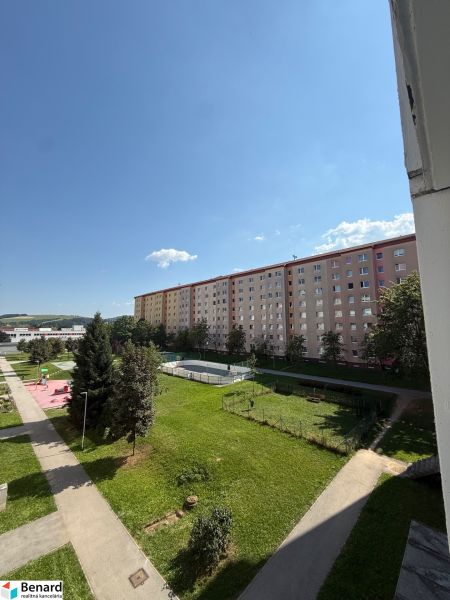 Pohled na okolí bytů na Mírové ulici ve Staré Ľubovni, zeleň a chodníky.