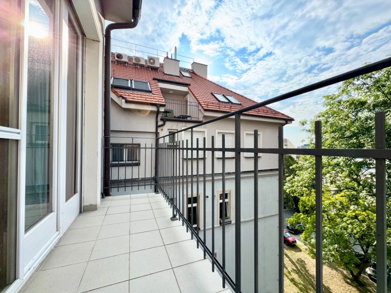 Balkon s železným zábradlím a budovami, Bratislava - Staré Město, Palisády, 3-pokojový byt.