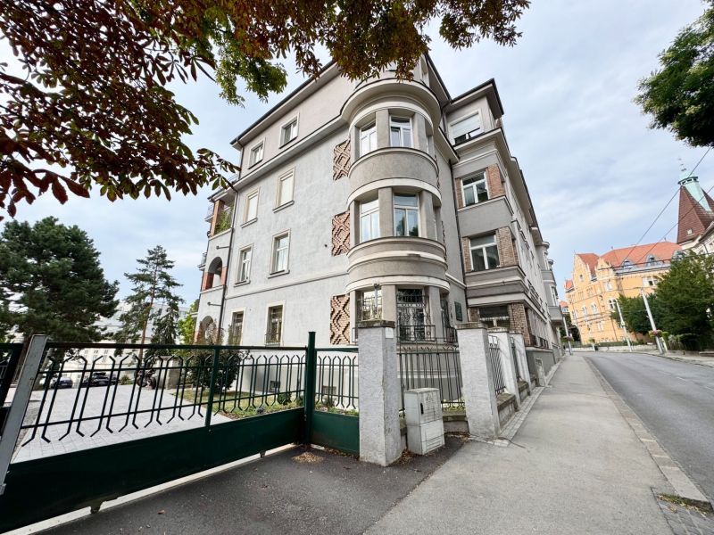 Palisády, Bratislava - Staré Město: Obytná budova se zdobenou fasádou a vstupní branou.