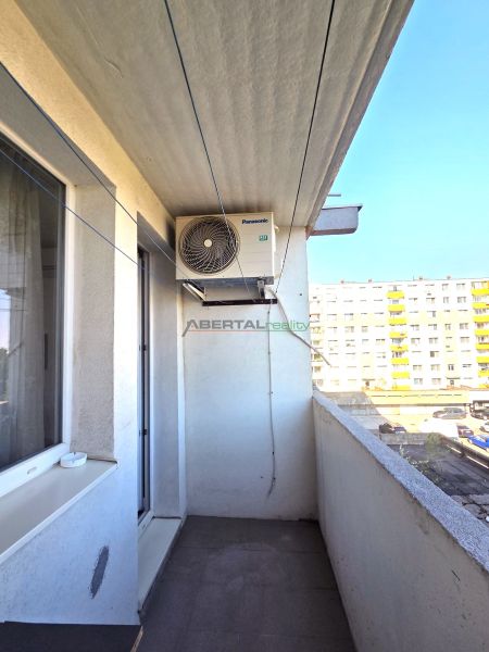 Balkon 3-pokojového bytu na Dudvážské ulici v Bratislavě, výhled na sousední budovy.