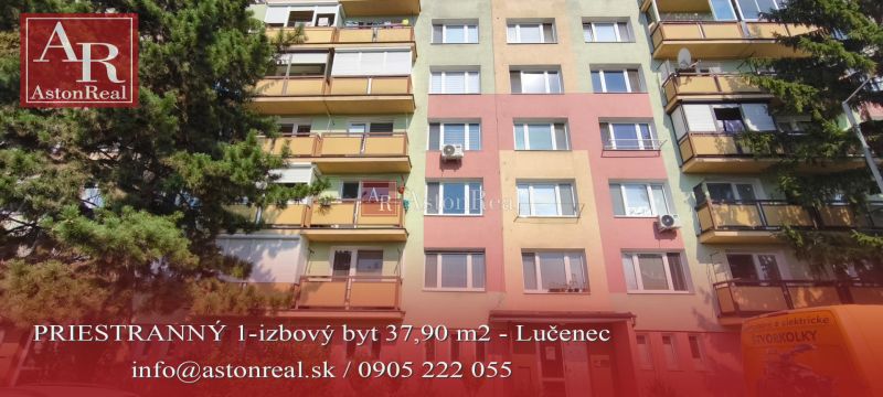 Pestrá fasáda bytového domu s balkóny v Lučenci nabízí 1-pokojový byt.