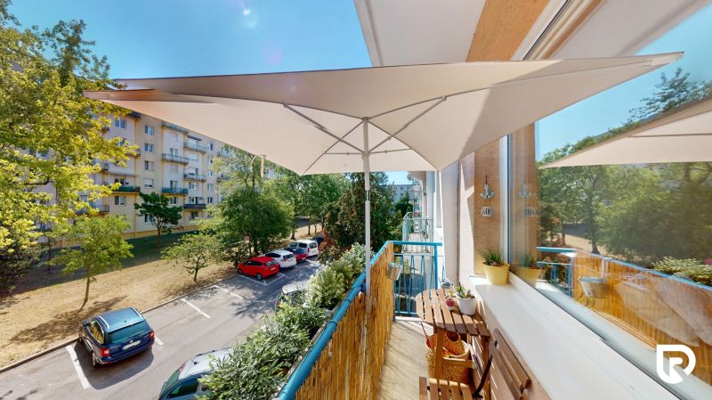 Balkon 3-pokojového bytu s výhledem na Svidníckou ulici v Bratislavě - Ružinově.