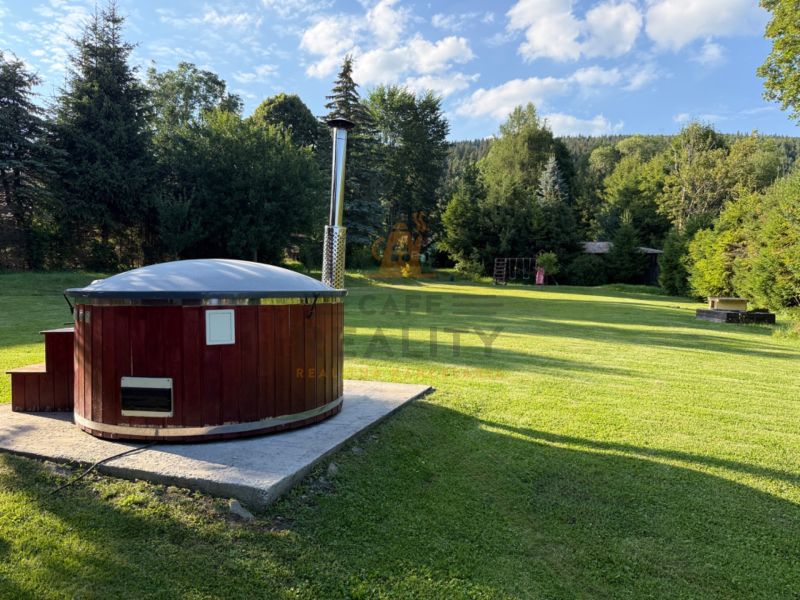 Relaxační dřevěná káď na zahradě rodinného domu na ulici Jána Švermu v Šumiaci.