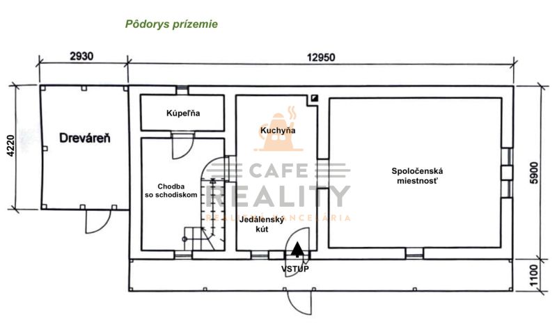Půdorys rodinného domu se společenskou místností, kuchyní, koupelnou a dřevárnou.