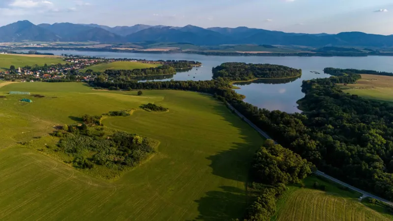 Zelené pole, lesy a vodní plocha u Liptovského Trnovce, Zvláštní nemovitosti.