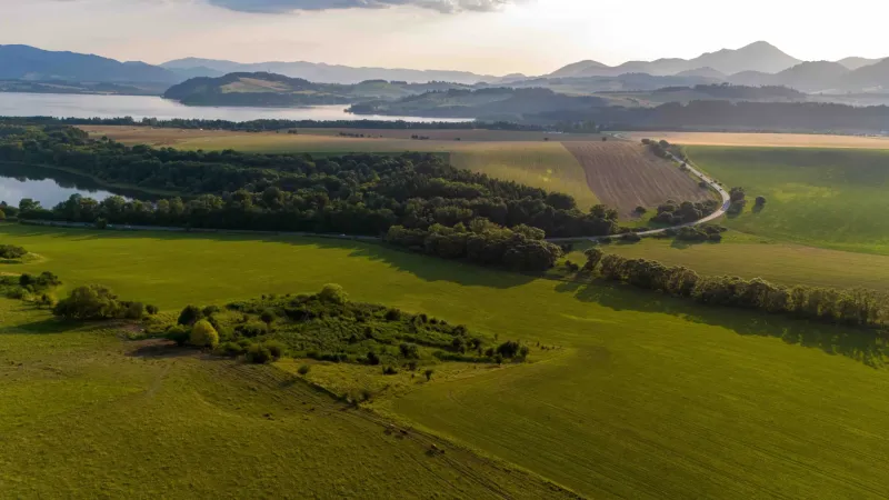 Krajina v Liptovském Trnovci se zelení, lesy a kopci. Zvláštní nemovitosti.