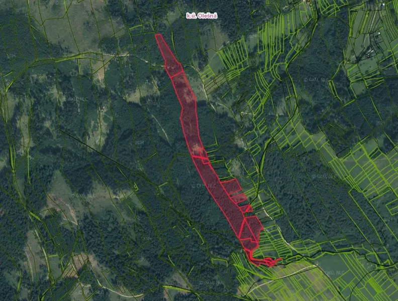 Zemědělské a lesní pozemky u obce Olešná, zvýrazněné červenou barvou na mapce.