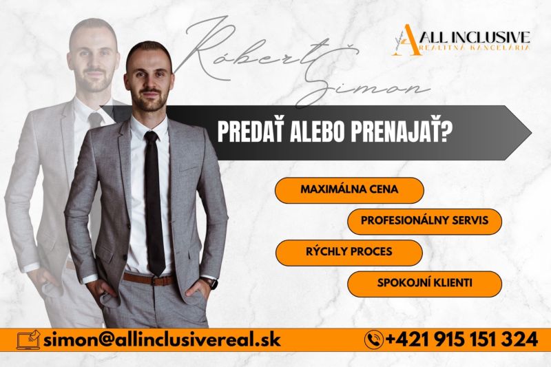 Reklamní banner; muž v obleku; kontakt na realitního makléře; prodej či pronájem nemovitostí.
