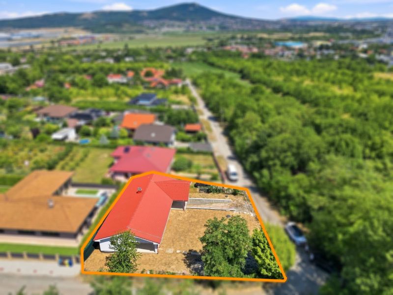 Rodinný dům na Polní ulici v Nitře, obklopený zelení a přírodou.