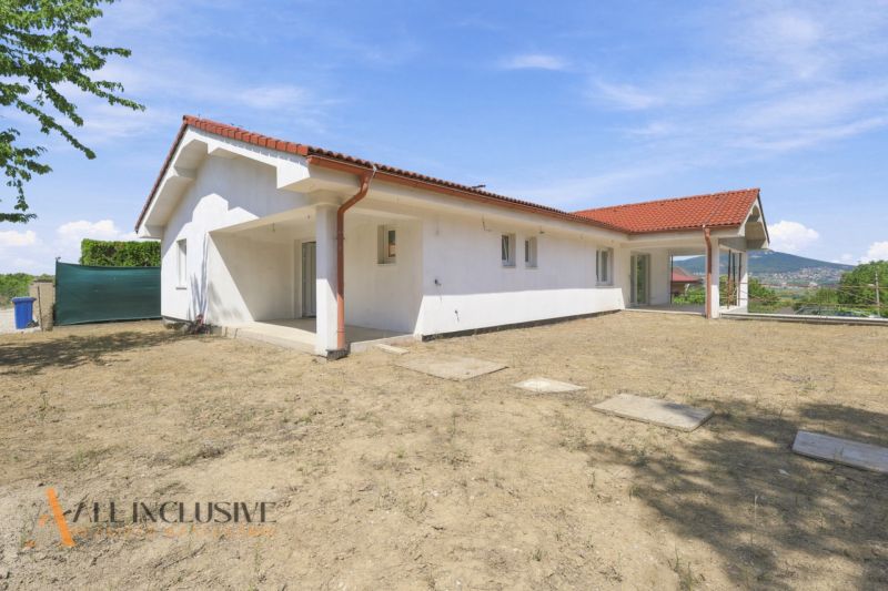 Rodinný dům v Nitře na Polní ulici s bílou fasádou a červenou střechou.