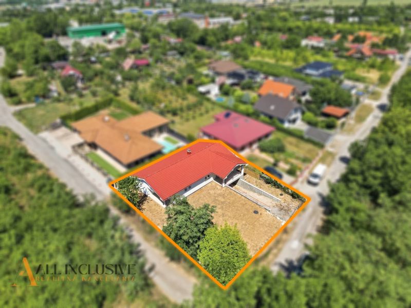 Rodinný dům v Nitře na Polní ulici s červenou střechou a zahradou.