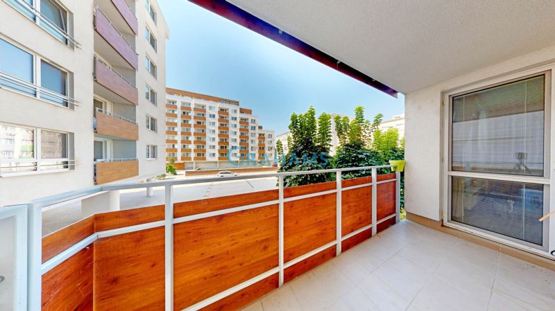 Balkon s dřevěným obkladem v 3-pokojovém bytě na Nobelově ulici v Bratislavě - Novém Městě.