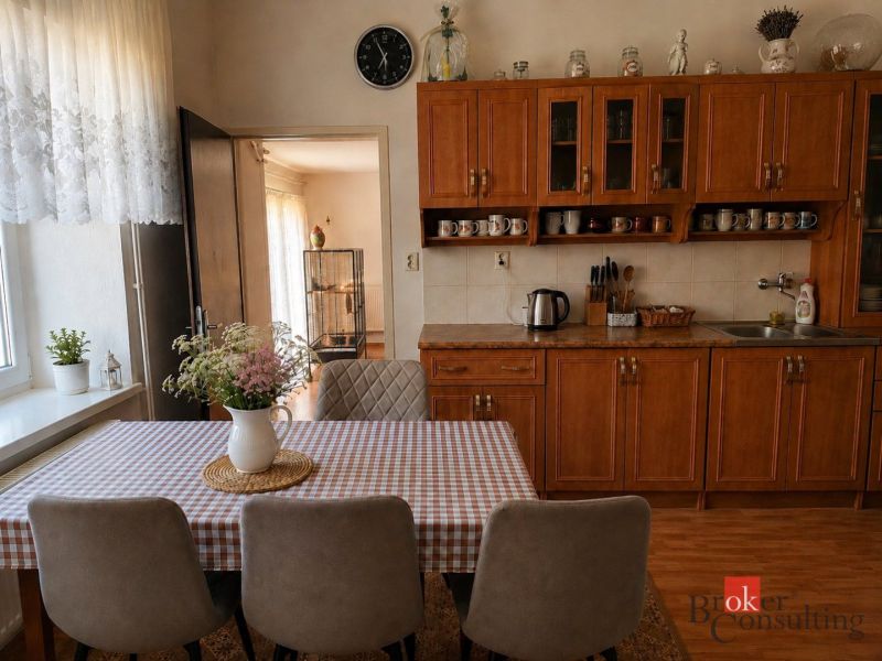 Zahrada u rodinného domu na Agátové ulici v Gelnici, s travnatým porostem.