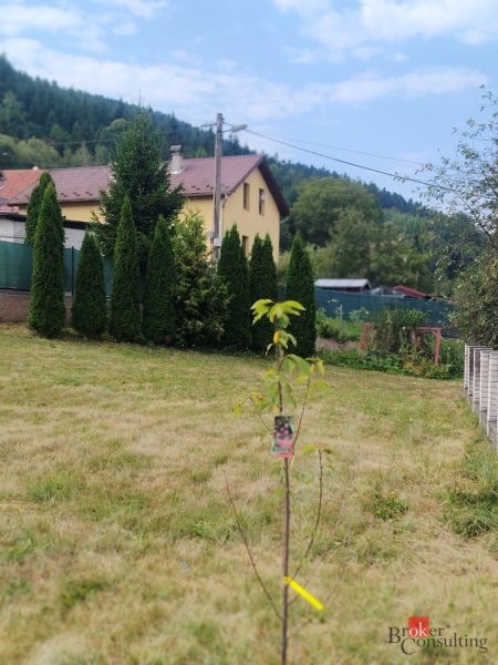 Rodinný dům na Agátové ulici v Gelnici, s výhledem na kopcovitou krajinu.