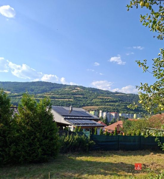 Rodinný dům na Agátové ulici v Gelnici, s výhledem na kopcovitou krajinu.