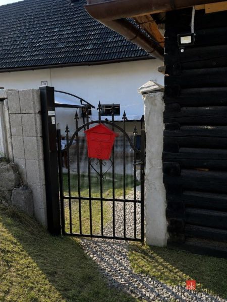 Rodinný dům na Agátové ulici v Gelnici s dvorem a výhledem na zeleň.