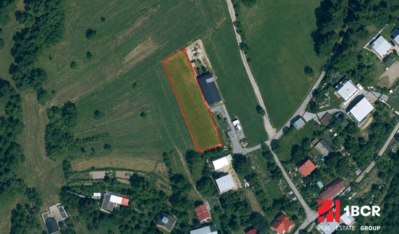 Letecký snímek zemědělských a lesních pozemků v Oščadnici s vyznačeným obrysem.