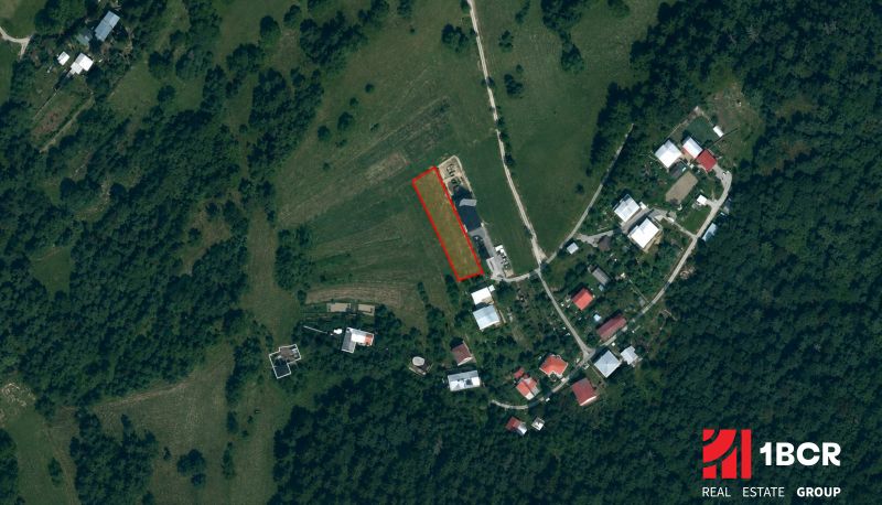 Letecký pohled na zemědělské a lesní pozemky u obce Oščadnica s viditelnými stavbami.