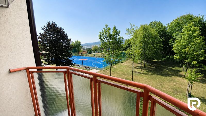 Balkon 2-pokojového bytu na ulici Mateja Bela v Žilině s výhledem na hřiště.